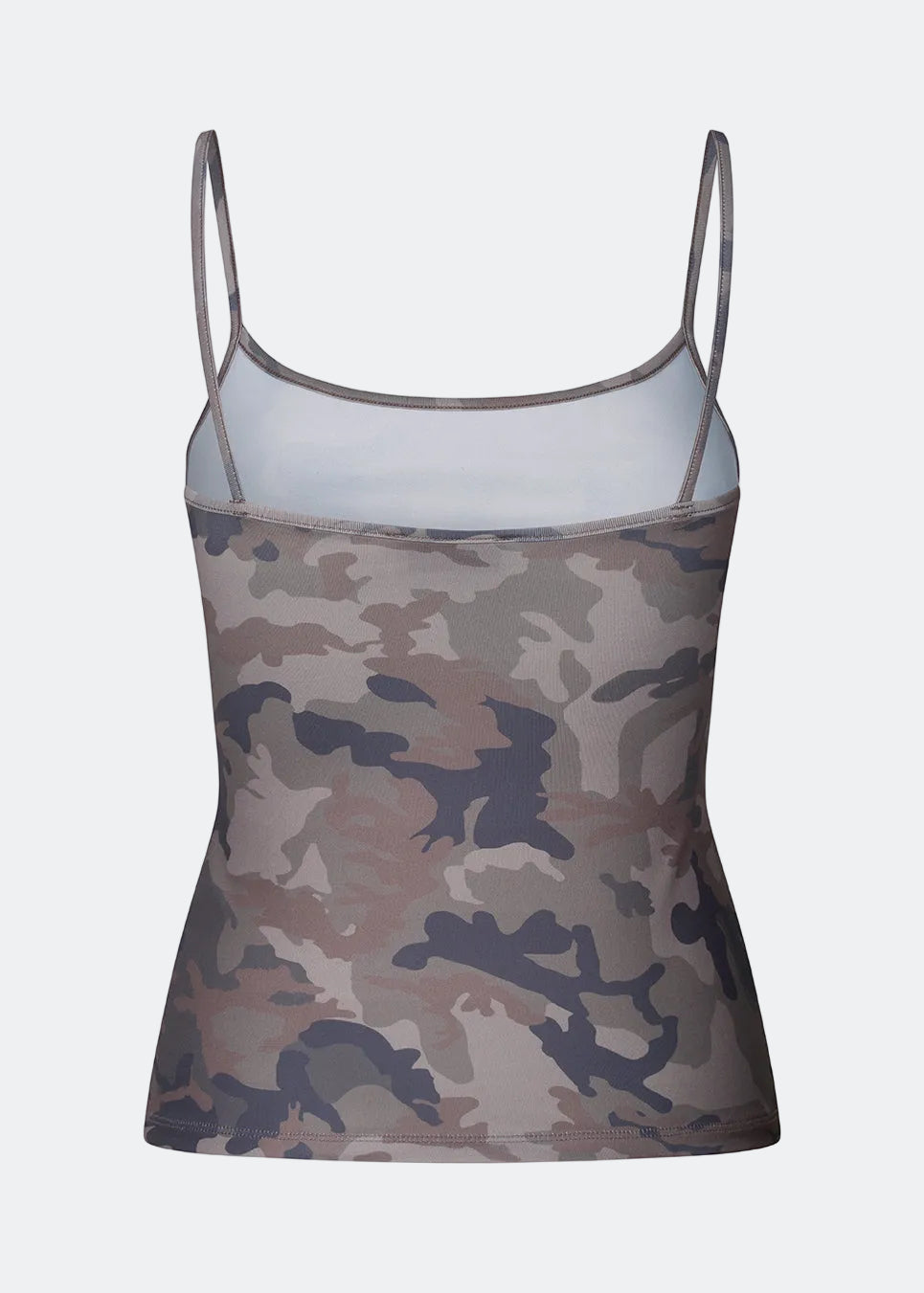 Kropsnær top med cool, moderne print. HimaMD print strap top har et klassisk snit med rund halsudskæring og fine, tynde stropper, der giver et let og feminint udtryk. Designet er fremstillet i 95% genanvendt polyester og 5% elastik for et komfortabelt og smigrende fit.
