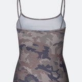 Kropsnær top med cool, moderne print. HimaMD print strap top har et klassisk snit med rund halsudskæring og fine, tynde stropper, der giver et let og feminint udtryk. Designet er fremstillet i 95% genanvendt polyester og 5% elastik for et komfortabelt og smigrende fit.