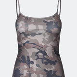 Kropsnær top med cool, moderne print. HimaMD print strap top har et klassisk snit med rund halsudskæring og fine, tynde stropper, der giver et let og feminint udtryk. Designet er fremstillet i 95% genanvendt polyester og 5% elastik for et komfortabelt og smigrende fit.