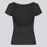 Sort t-shirt med bar ryg og korte ærmer i et elastisk materiale. HimaMD t-shirt har en tætsiddende silhuet med en dyb rygudskæring. Modellen er 175 cm og har en størrelse S/36 på.