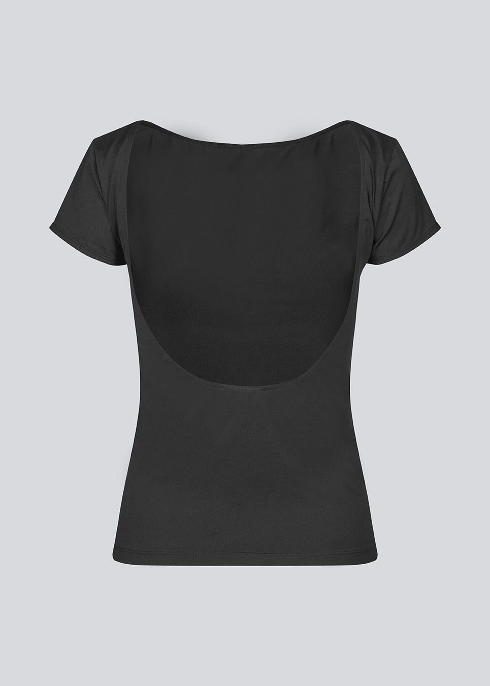 Sort t-shirt med bar ryg og korte ærmer i et elastisk materiale. HimaMD t-shirt har en tætsiddende silhuet med en dyb rygudskæring. Modellen er 175 cm og har en størrelse S/36 på.