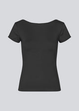 Sort t-shirt med bar ryg og korte ærmer i et elastisk materiale. HimaMD t-shirt har en tætsiddende silhuet med en dyb rygudskæring. Modellen er 175 cm og har en størrelse S/36 på.