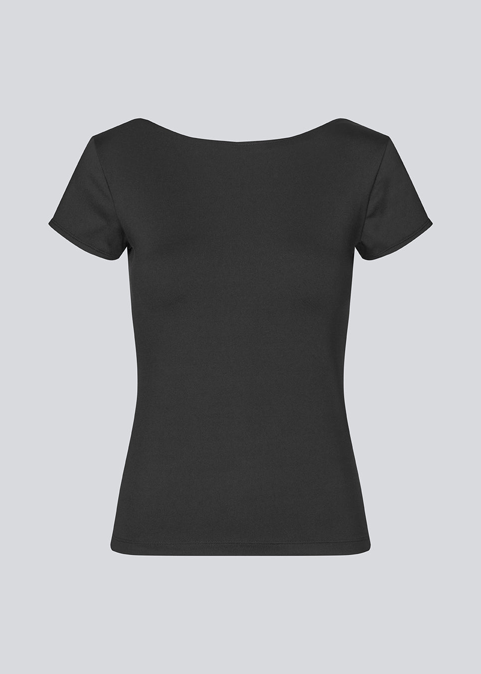 Sort t-shirt med bar ryg og korte ærmer i et elastisk materiale. HimaMD t-shirt har en tætsiddende silhuet med en dyb rygudskæring. Modellen er 175 cm og har en størrelse S/36 på.