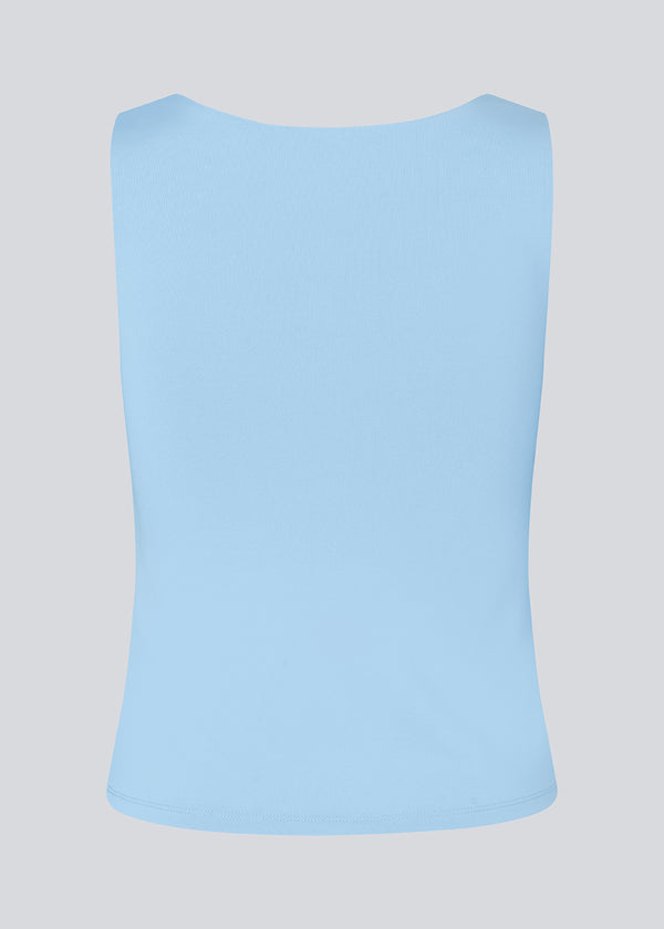 Top i baby blå med brede stropper og stretch i genanvendt kvalitet. HimaMD top har en tætsiddende silhuet med forstærkning ved brystet.&nbsp;