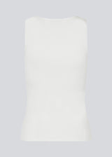 Hvid basis top med brede stropper og stretch i genanvendt kvalitet. HimaMD top har en tætsiddende silhuet med forstærkning ved brystet. 
