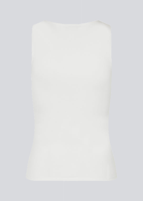 Hvid basis top med brede stropper og stretch i genanvendt kvalitet. HimaMD top har en tætsiddende silhuet med forstærkning ved brystet. 