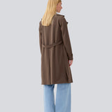 Smuk jakke i et klassisk udtryk bred krave, bælte i livet og knaplukning. Hiro jacket er perfekt som overgangsjakke fra vinter til forår.