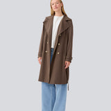 Smuk jakke i et klassisk udtryk bred krave, bælte i livet og knaplukning. Hiro jacket er perfekt som overgangsjakke fra vinter til forår.