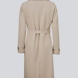 Smuk jakke i beige med i et klassisk udtryk bred krave, bælte i livet og knaplukning. Hiro jacket er perfekt som overgangsjakke fra vinter til forår. Jakken har en rummelig pasform. Vi anbefaler at gå en størrelse ned. Modellen er 174 cm og har en størrelse S/36 på.