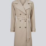 Smuk jakke i beige med i et klassisk udtryk bred krave, bælte i livet og knaplukning. Hiro jacket er perfekt som overgangsjakke fra vinter til forår. Jakken har en rummelig pasform. Vi anbefaler at gå en størrelse ned. Modellen er 174 cm og har en størrelse S/36 på.