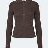 Tætsiddende cardigan i blød ribstrik af uld. HirokiMD cardigan har krave, knapper foran og lange ærmer med slids og knapper.