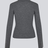 Mørkegrå tætsiddende cardigan i blød ribstrik af uld. HirokiMD cardigan har krave, knapper foran og lange ærmer med slids og knapper. Modellen er 175 cm og har en størrelse S/36 på.