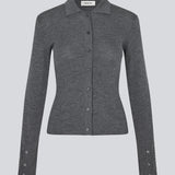 Mørkegrå tætsiddende cardigan i blød ribstrik af uld. HirokiMD cardigan har krave, knapper foran og lange ærmer med slids og knapper. Modellen er 175 cm og har en størrelse S/36 på.