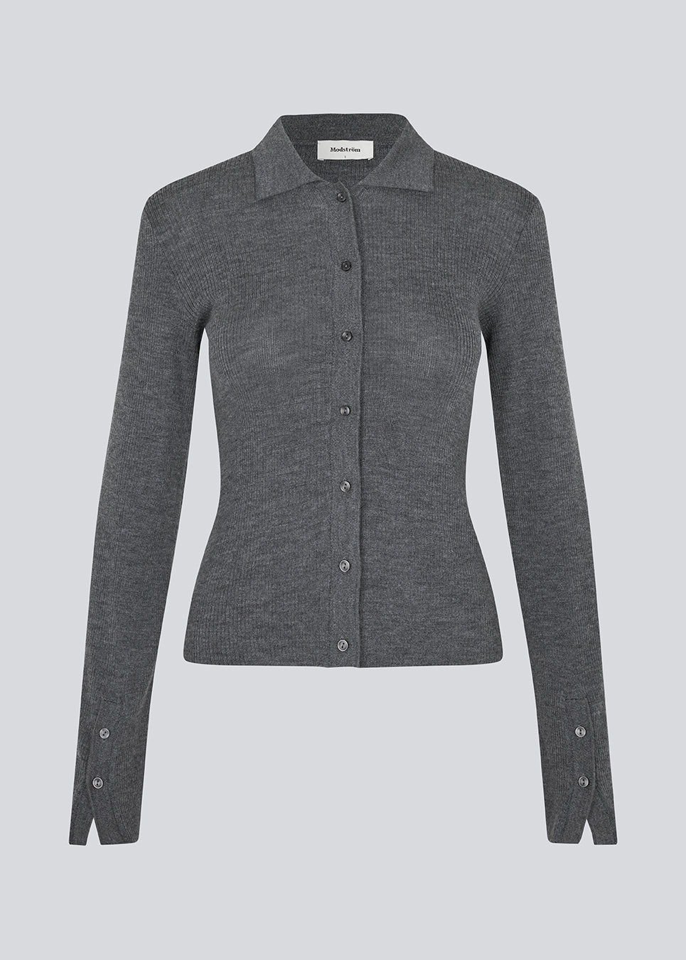 Mørkegrå tætsiddende cardigan i blød ribstrik af uld. HirokiMD cardigan har krave, knapper foran og lange ærmer med slids og knapper. Modellen er 175 cm og har en størrelse S/36 på.