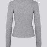 Tætsiddende cardigan i grå i blød ribstrik af uld. HirokiMD cardigan har krave, knapper foran og lange ærmer med slids og knapper. Modellen er 175 cm og har en størrelse S/36 på.