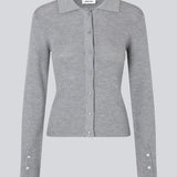 Tætsiddende cardigan i grå i blød ribstrik af uld. HirokiMD cardigan har krave, knapper foran og lange ærmer med slids og knapper. Modellen er 175 cm og har en størrelse S/36 på.
