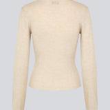 Tætsiddende cardigan io beige i blød ribstrik af uld. HirokiMD cardigan har krave, knapper foran og lange ærmer med slids og knapper. Modellen er 175 cm og har en størrelse S/36 på.