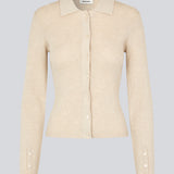 Tætsiddende cardigan io beige i blød ribstrik af uld. HirokiMD cardigan har krave, knapper foran og lange ærmer med slids og knapper. Modellen er 175 cm og har en størrelse S/36 på.