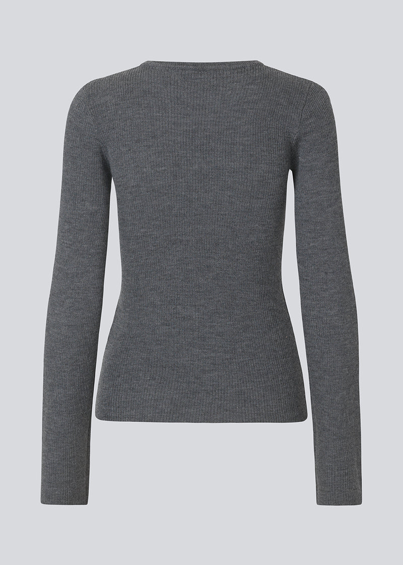 Tætsiddende top i blød ribstrik af uld. HirokiMD o-neck lange brede ærmer. Modellen er 175 cm og har en størrelse S/36 på.