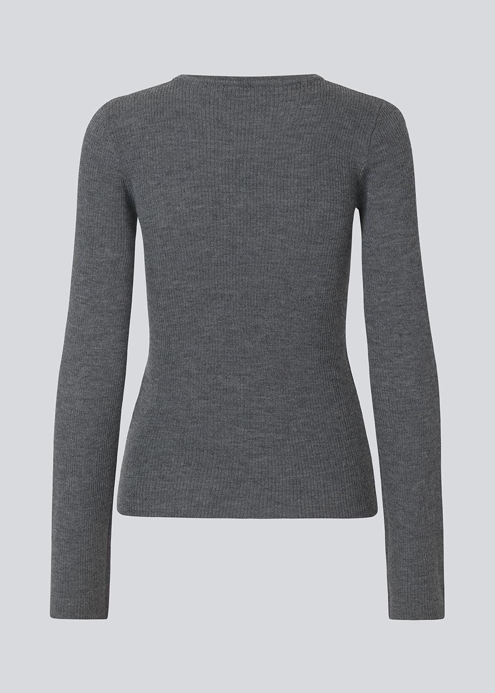 Tætsiddende top i blød ribstrik af uld. HirokiMD o-neck lange brede ærmer. Modellen er 175 cm og har en størrelse S/36 på.