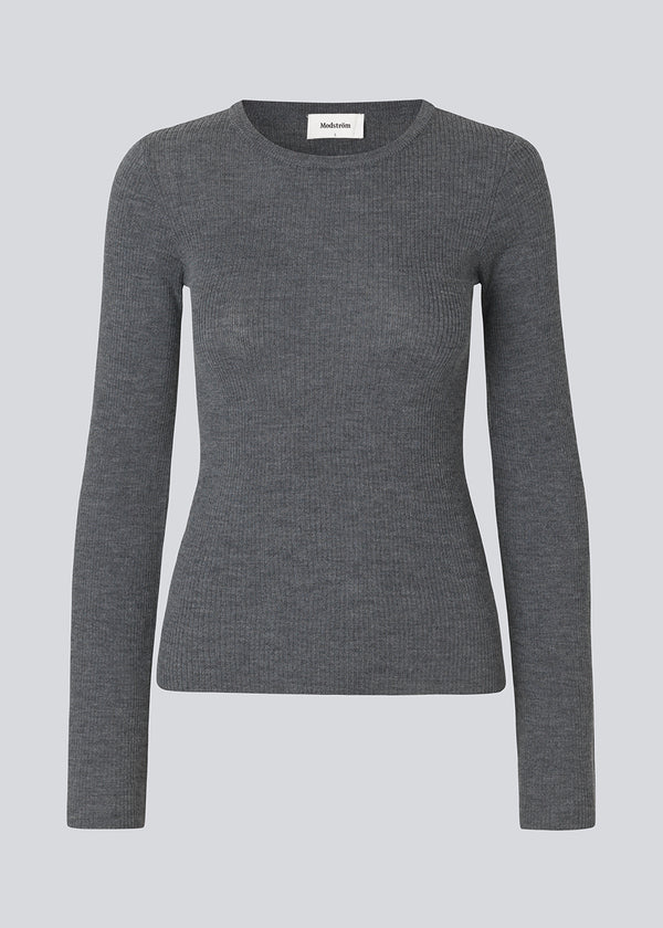 Tætsiddende top i blød ribstrik af uld. HirokiMD o-neck lange brede ærmer. Modellen er 175 cm og har en størrelse S/36 på.