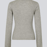 Tætsiddende grå top i blød ribstrik af uld. HirokiMD o-neck lange brede ærmer. Modellen er 175 cm og har en størrelse S/36 på.