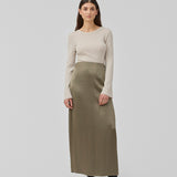 Tætsiddende off white top i blød ribstrik af uld. HirokiMD o-neck lange brede ærmer. Modellen er 175 cm og har en størrelse S/36 på.