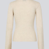 Tætsiddende off white top i blød ribstrik af uld. HirokiMD o-neck lange brede ærmer. Modellen er 175 cm og har en størrelse S/36 på.