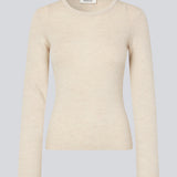 Tætsiddende off white top i blød ribstrik af uld. HirokiMD o-neck lange brede ærmer. Modellen er 175 cm og har en størrelse S/36 på.
