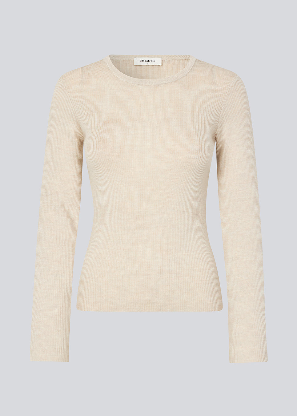 Tætsiddende off white top i blød ribstrik af uld. HirokiMD o-neck lange brede ærmer. Modellen er 175 cm og har en størrelse S/36 på.