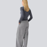 Tætsiddende mørkegrå cardigan i blød strik. HirokiMD short cardigan har en rund hals og knappelukning fortil. Modellen er 177 cm og har en størrelse S/36 på.