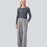 Tætsiddende mørkegrå cardigan i blød strik. HirokiMD short cardigan har en rund hals og knappelukning fortil. Modellen er 177 cm og har en størrelse S/36 på.