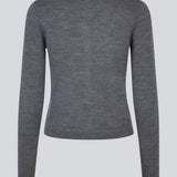 Tætsiddende mørkegrå cardigan i blød strik. HirokiMD short cardigan har en rund hals og knappelukning fortil. Modellen er 177 cm og har en størrelse S/36 på.