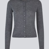 Tætsiddende mørkegrå cardigan i blød strik. HirokiMD short cardigan har en rund hals og knappelukning fortil. Modellen er 177 cm og har en størrelse S/36 på.