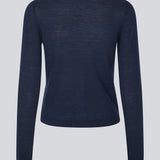 Tætsiddende cardigan i blød strik. HirokiMD short cardigan har en rund hals og knappelukning fortil. 