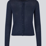 Tætsiddende cardigan i blød strik. HirokiMD short cardigan har en rund hals og knappelukning fortil. 
