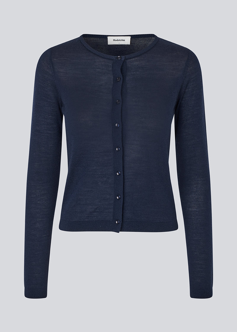Tætsiddende cardigan i blød strik. HirokiMD short cardigan har en rund hals og knappelukning fortil. 
