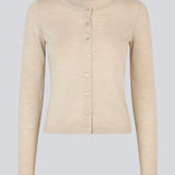 Tætsiddende beige cardigan i blød strik. HirokiMD short cardigan har en rund hals og knappelukning fortil.