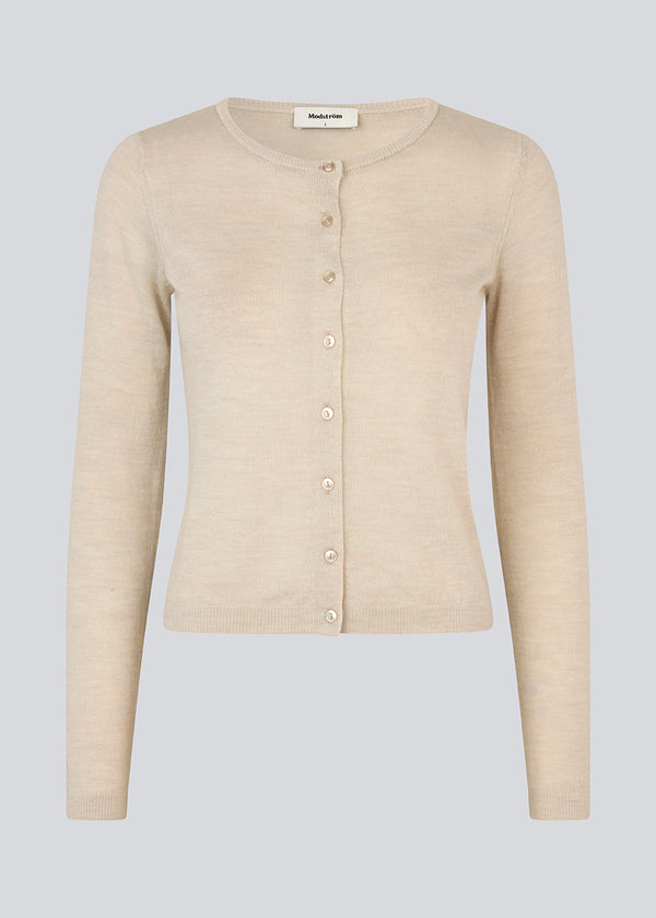 Tætsiddende beige cardigan i blød strik. HirokiMD short cardigan har en rund hals og knappelukning fortil.