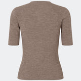 Klassisk og alsidig kortærmet cardigan. Hirokimd SS cardigan er strikket i en blød ribkvalitet med en tætsiddende silhuet, rund halsudskæring og knaplukning foran. Det enkle design gør den til en tidløs garderobefavorit, der kan bæres både lukket som en strikbluse eller åben over en top eller kjole. Modellen er 175 cm og har en størrelse S/36 på.
