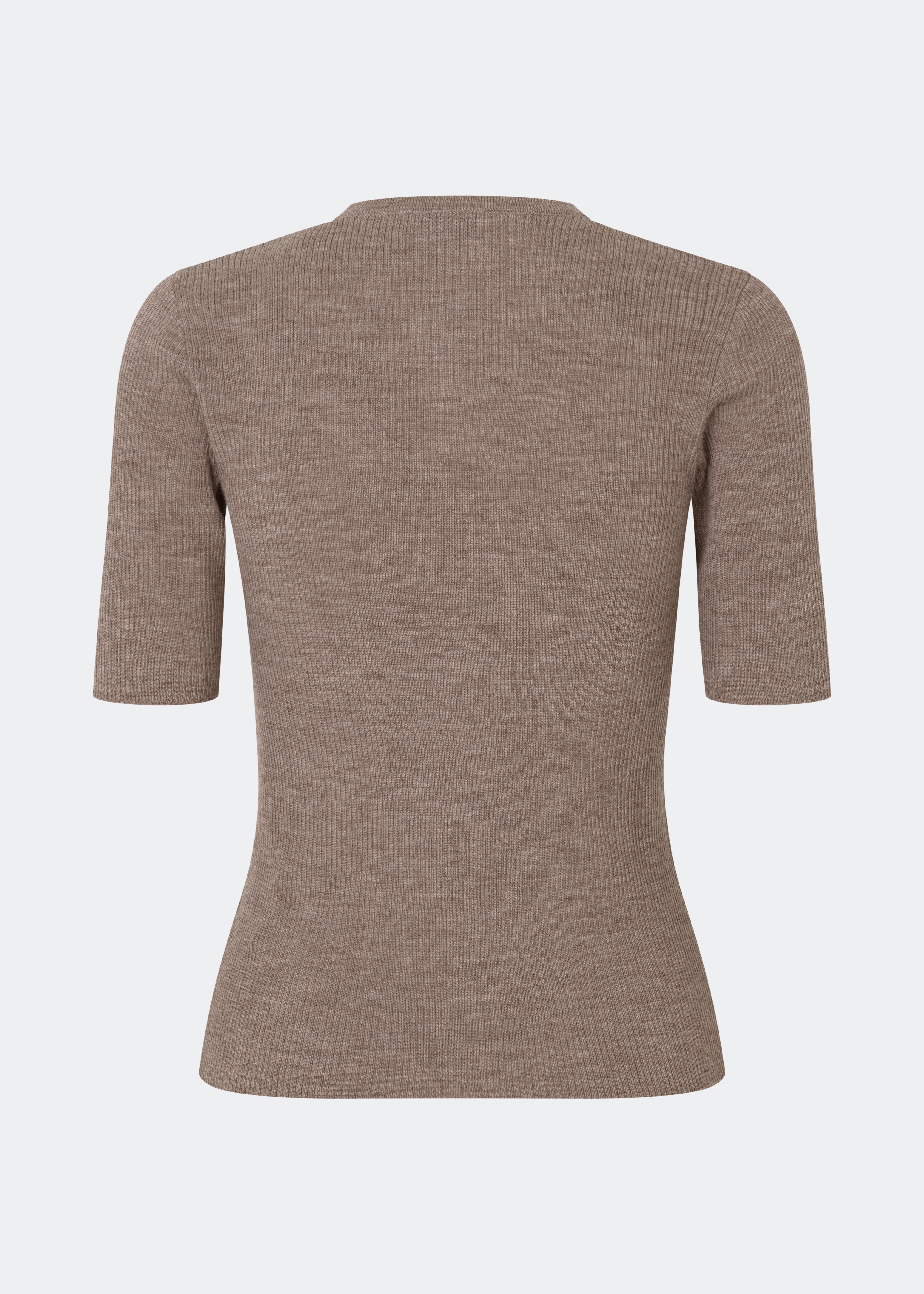 Klassisk og alsidig kortærmet cardigan. Hirokimd SS cardigan er strikket i en blød ribkvalitet med en tætsiddende silhuet, rund halsudskæring og knaplukning foran. Det enkle design gør den til en tidløs garderobefavorit, der kan bæres både lukket som en strikbluse eller åben over en top eller kjole. Modellen er 175 cm og har en størrelse S/36 på.