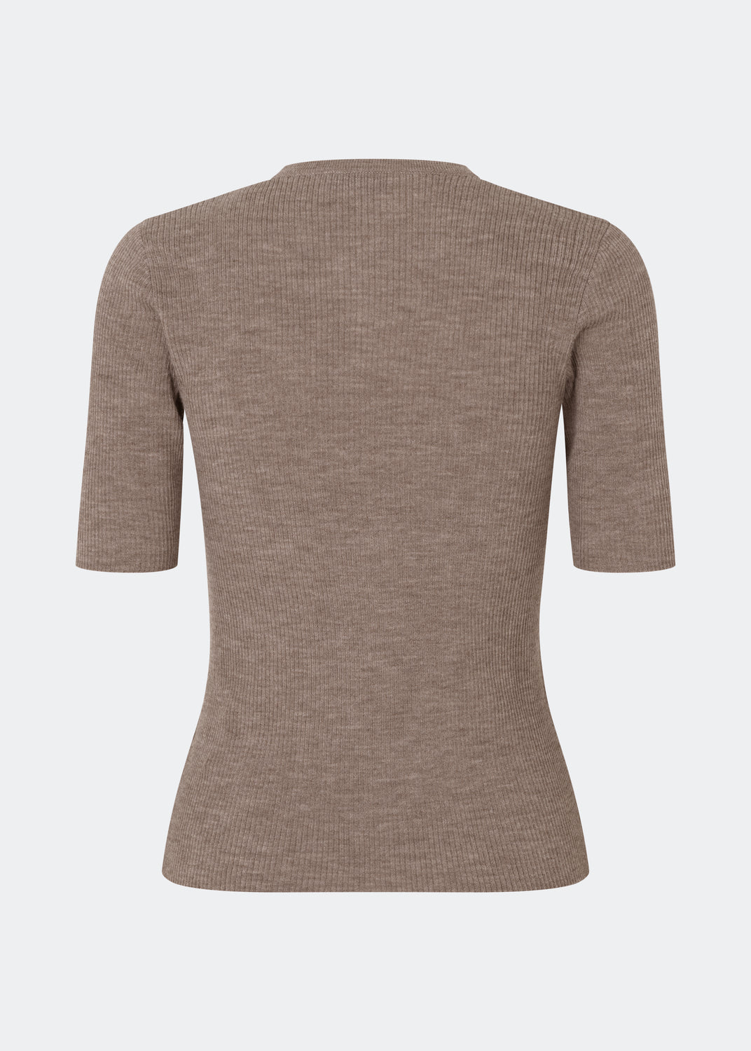 Klassisk og alsidig kortærmet cardigan. Hirokimd SS cardigan er strikket i en blød ribkvalitet med en tætsiddende silhuet, rund halsudskæring og knaplukning foran. Det enkle design gør den til en tidløs garderobefavorit, der kan bæres både lukket som en strikbluse eller åben over en top eller kjole. Modellen er 175 cm og har en størrelse S/36 på.