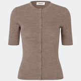 Klassisk og alsidig kortærmet cardigan. Hirokimd SS cardigan er strikket i en blød ribkvalitet med en tætsiddende silhuet, rund halsudskæring og knaplukning foran. Det enkle design gør den til en tidløs garderobefavorit, der kan bæres både lukket som en strikbluse eller åben over en top eller kjole. Modellen er 175 cm og har en størrelse S/36 på.