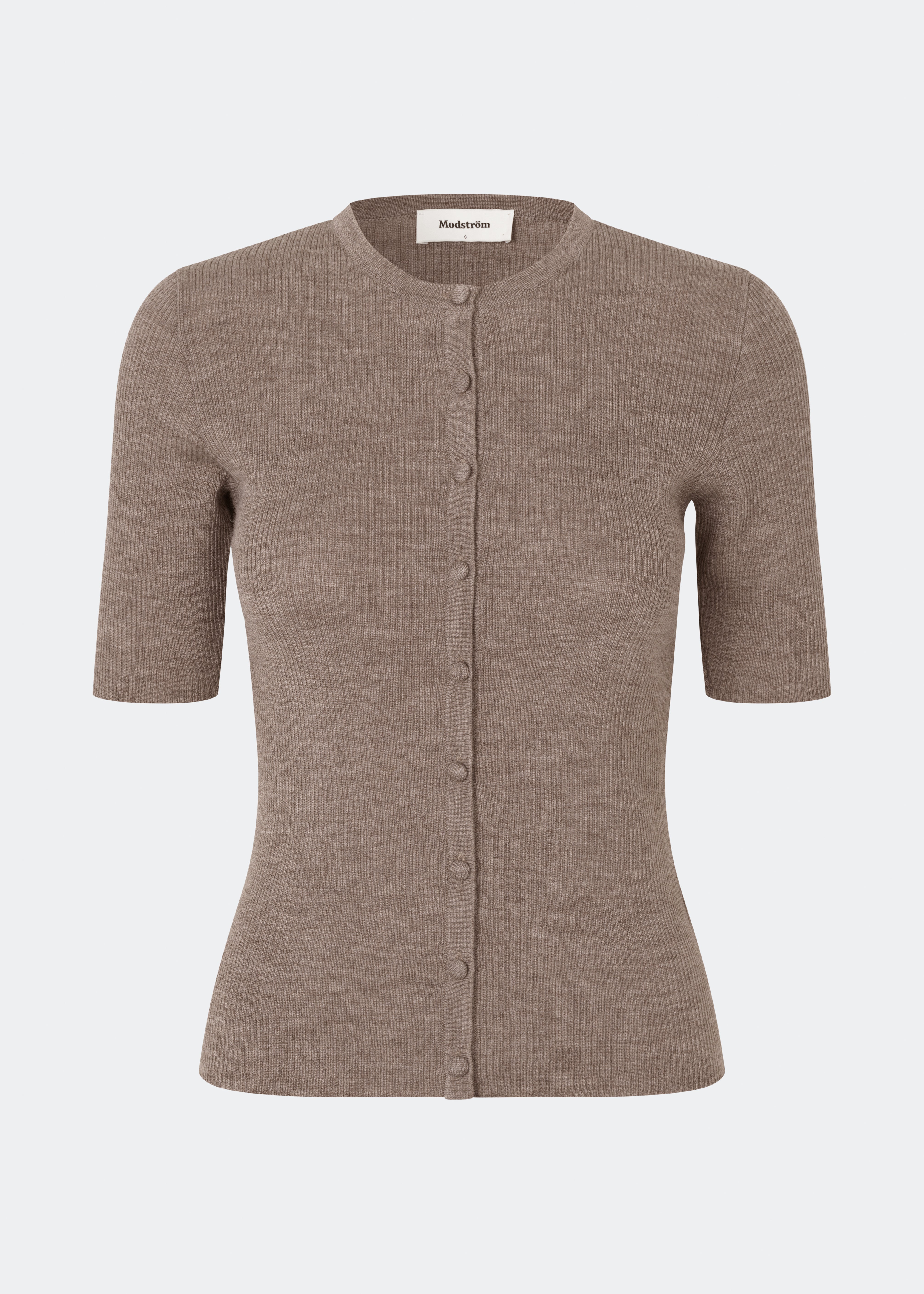 Klassisk og alsidig kortærmet cardigan. Hirokimd SS cardigan er strikket i en blød ribkvalitet med en tætsiddende silhuet, rund halsudskæring og knaplukning foran. Det enkle design gør den til en tidløs garderobefavorit, der kan bæres både lukket som en strikbluse eller åben over en top eller kjole. Modellen er 175 cm og har en størrelse S/36 på.