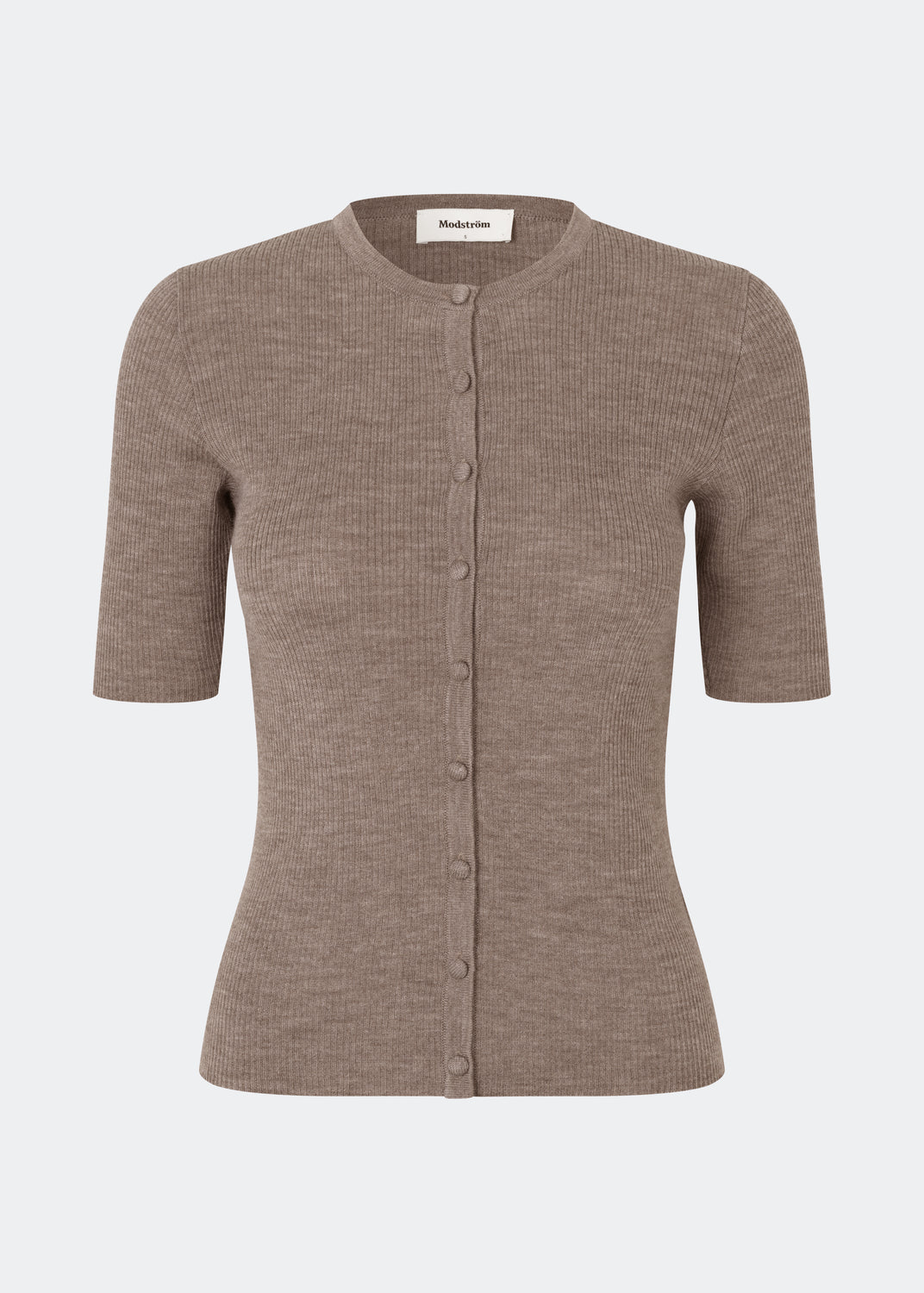 Klassisk og alsidig kortærmet cardigan. Hirokimd SS cardigan er strikket i en blød ribkvalitet med en tætsiddende silhuet, rund halsudskæring og knaplukning foran. Det enkle design gør den til en tidløs garderobefavorit, der kan bæres både lukket som en strikbluse eller åben over en top eller kjole. Modellen er 175 cm og har en størrelse S/36 på.