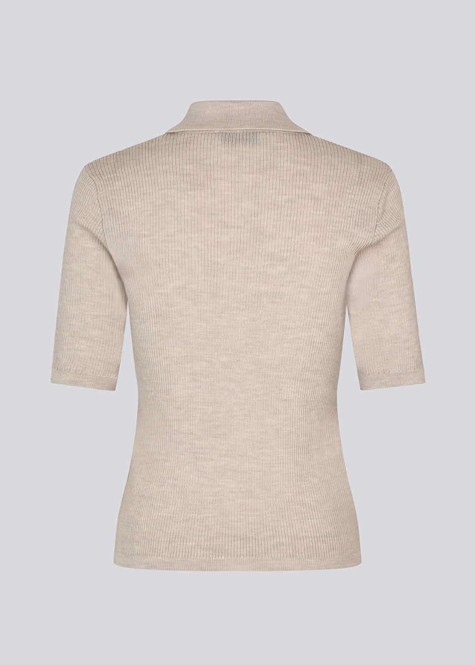 Kortærmet beige polo i 100% ribstrikket uld. Hirokimd SS polo kombinerer tidløs elegance med afslappet komfort. Den bløde, ribstrikkede kvalitet falder smukt på kroppen, mens kraven og knappelukningen giver mulighed for at tilpasse udtrykket. Modellen er 175 cm og har en str. S/36 på.


Materiale:
100% Uld