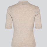 Kortærmet beige polo i 100% ribstrikket uld. Hirokimd SS polo kombinerer tidløs elegance med afslappet komfort. Den bløde, ribstrikkede kvalitet falder smukt på kroppen, mens kraven og knappelukningen giver mulighed for at tilpasse udtrykket. Modellen er 175 cm og har en str. S/36 på.


Materiale:
100% Uld