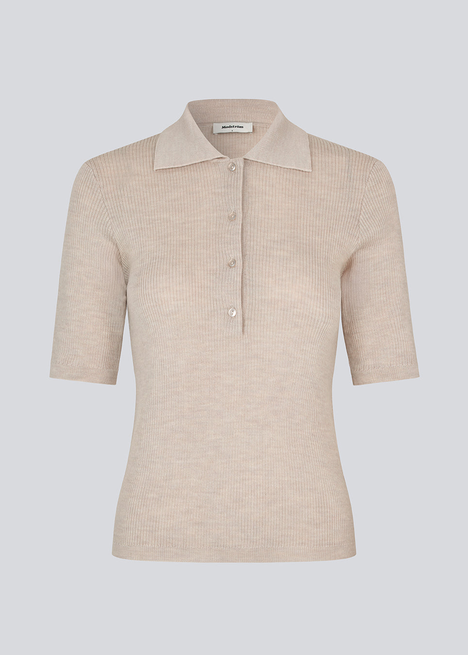 Kortærmet beige polo i 100% ribstrikket uld. Hirokimd SS polo kombinerer tidløs elegance med afslappet komfort. Den bløde, ribstrikkede kvalitet falder smukt på kroppen, mens kraven og knappelukningen giver mulighed for at tilpasse udtrykket. Modellen er 175 cm og har en str. S/36 på.


Materiale:
100% Uld