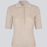 Kortærmet beige polo i 100% ribstrikket uld. Hirokimd SS polo kombinerer tidløs elegance med afslappet komfort. Den bløde, ribstrikkede kvalitet falder smukt på kroppen, mens kraven og knappelukningen giver mulighed for at tilpasse udtrykket. Modellen er 175 cm og har en str. S/36 på.


Materiale:
100% Uld