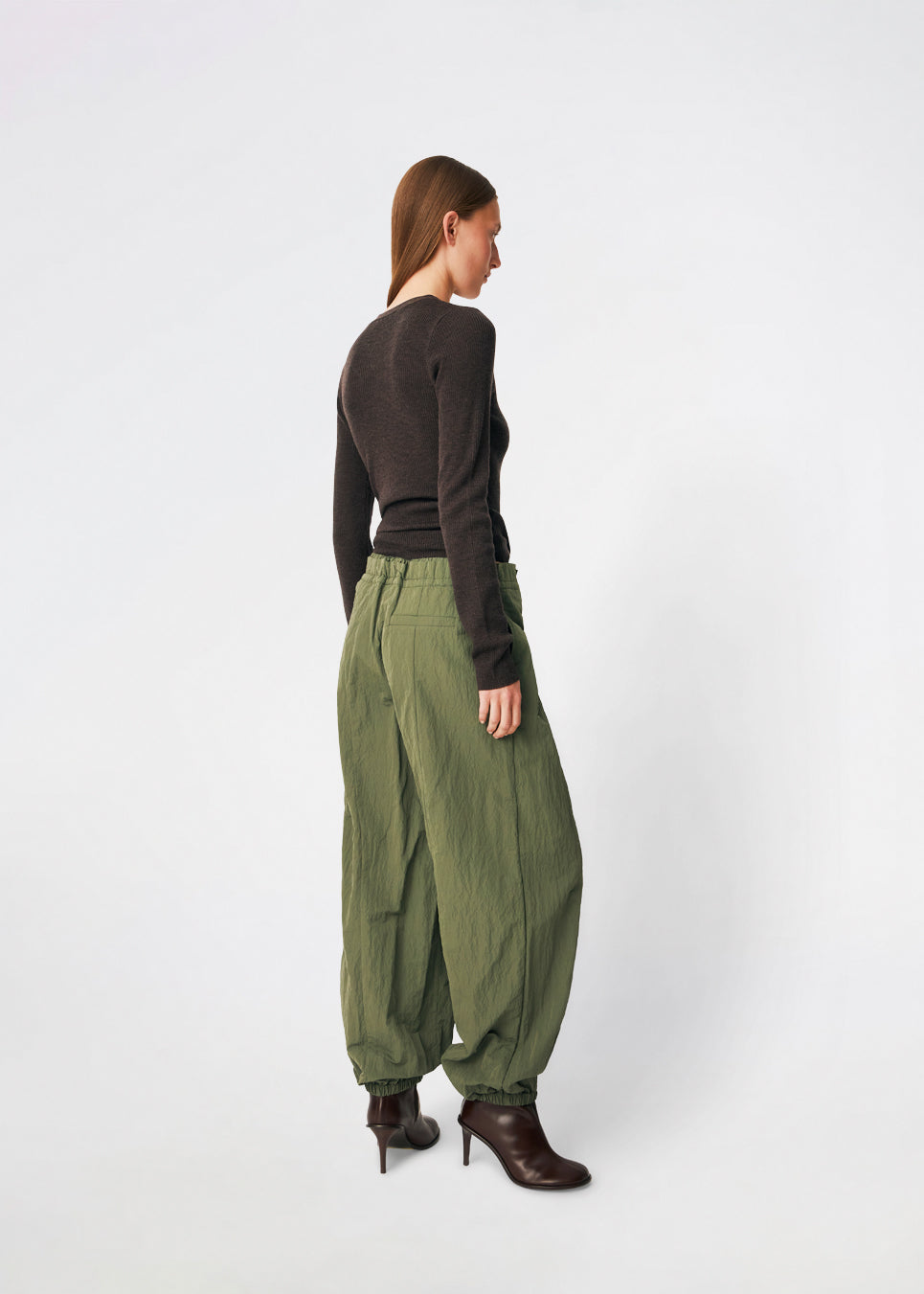 Tætsiddende cardigan i blød ribstrik af uld. HirokiMD cardigan har krave, knapper foran og lange ærmer med slids og knapper. Modellen er 175 cm og har en størrelse S/36 på